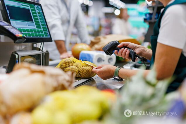 Иллюстрация - кассирша пробивает товар на кассе