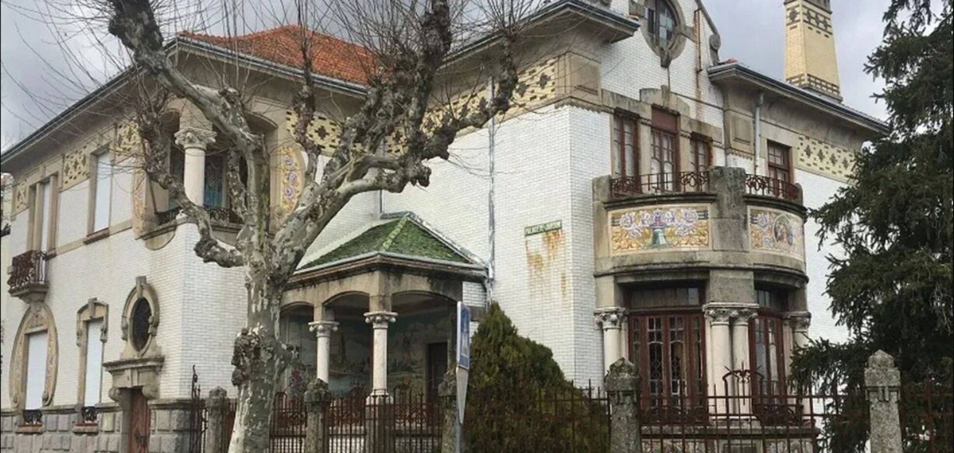 У Португалії виставили на продаж легендарний 100-річний замок, який перетворився на пустку. Фото