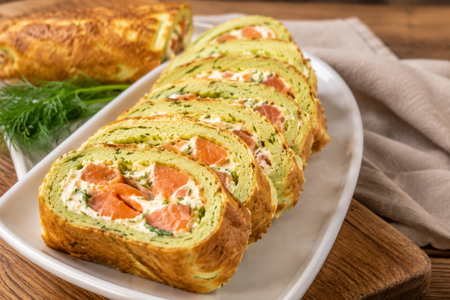 Вкусные кабачковые рулетики: внутрь добавьте крем-сыр и красную рыбу