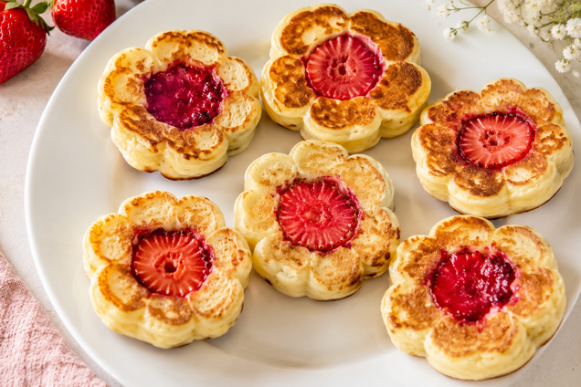 Вкусные оладьи с творогом и клубникой: точно понравятся детям
