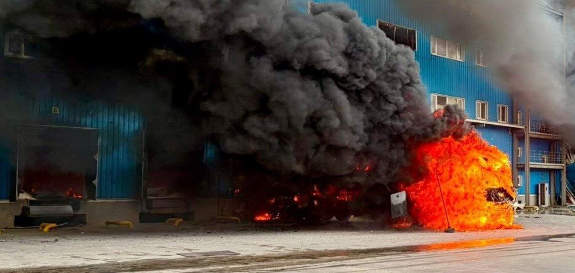 Россия дронами атаковала Днепр: сгорело отделение 'Новой почты' Фото и видео