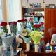 'Ви вітаєте не мене, а мою посаду...' Лікарчук висміяв звичку дарувати квіти директорам шкіл і показав фото в стилі СРСР