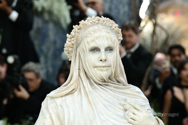 Самый смелый образ на Met Gala 2026: супермодель Хайди Клум превратилась в 'живую статую' 19-го века