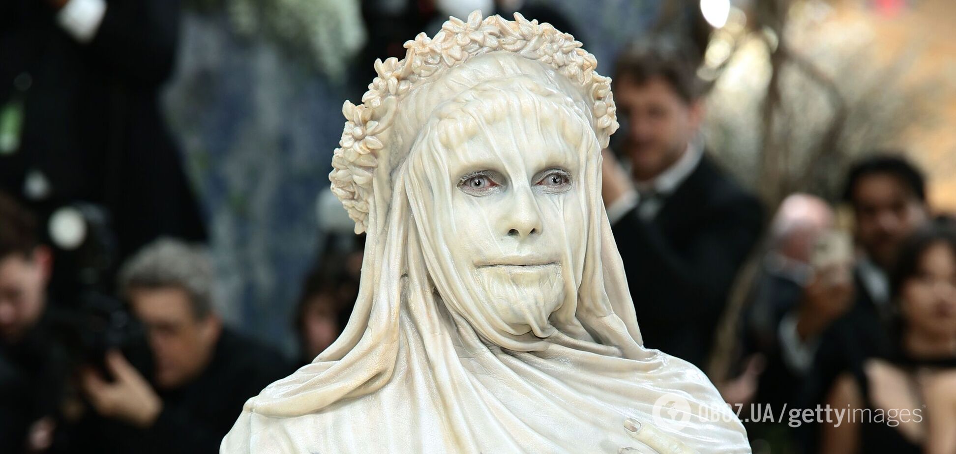 Самый смелый образ на Met Gala 2026: супермодель Хайди Клум превратилась в 'живую статую' 19-го века