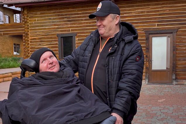 'Він уже бачить світло': Фонд Ріната Ахметова допомагає захиснику Віталію Шумею відновити зір
