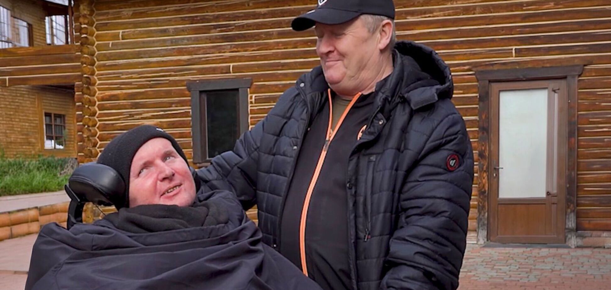 'Він уже бачить світло': Фонд Ріната Ахметова допомагає захиснику Віталію Шумею відновити зір