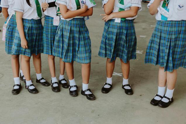 8-летнюю девочку не пустили в школу в Англии из-за обуви, которая 'не соответствует стандартам'. Фото