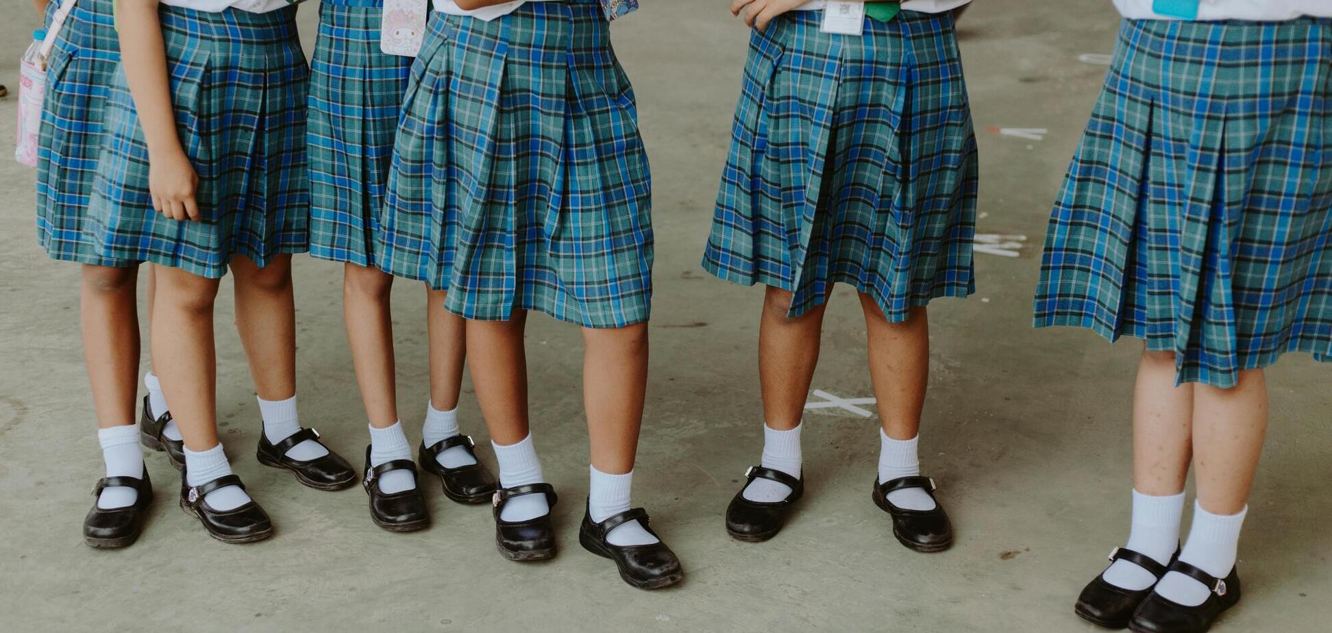 8-летнюю девочку не пустили в школу в Англии из-за обуви, которая 'не соответствует стандартам'. Фото