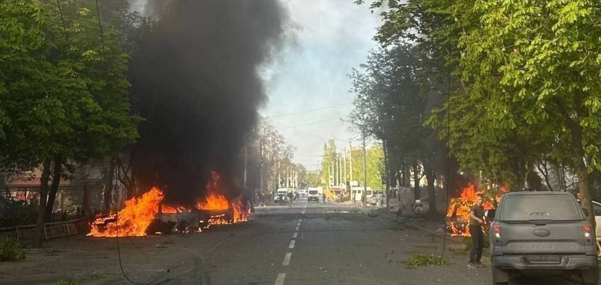 Горящие машины, разбитые окна, кровь на стенах: в полиции показали момент авиаудара по Краматорску. Видео