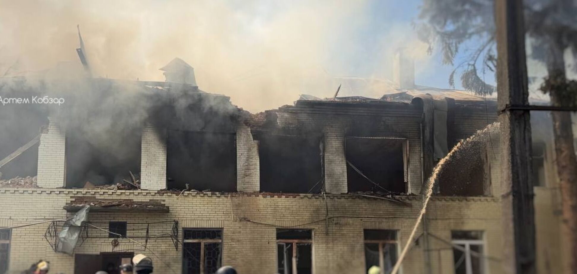 Росія вдарила дронами по будівлі дитсадка у центрі Сум: триває рятувальна операція, є поранені