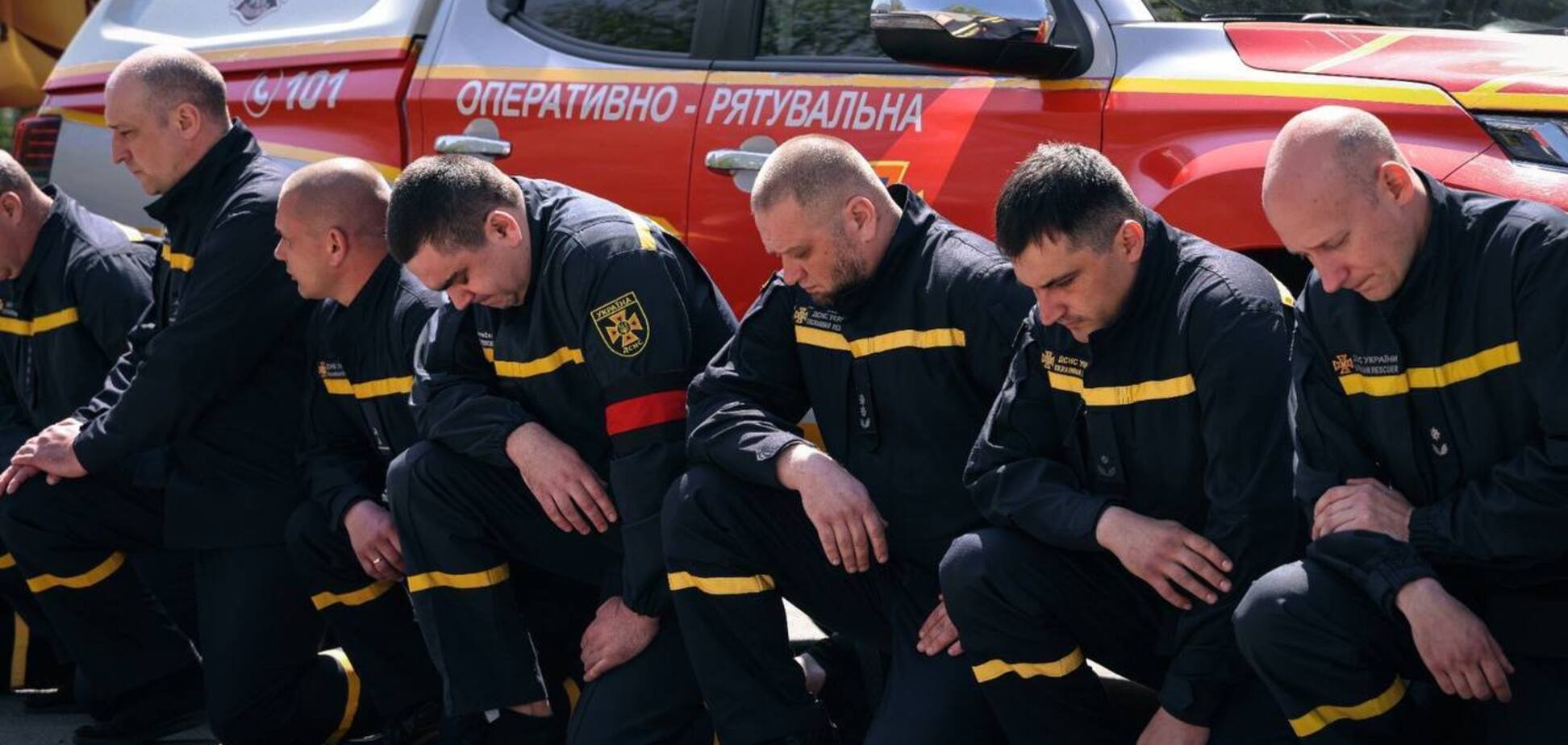 Люди утворили живий коридор: у Полтаві попрощалися із загиблими внаслідок ракетного удару РФ рятувальниками. Фото