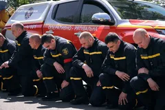Люди образовали живой коридор: в Полтаве попрощались с погибшими в результате ракетного удара РФ спасателями. Фото