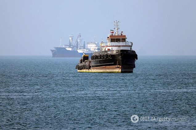 ОАЕ таємно проводять танкери через Ормузьку протоку – Reuters