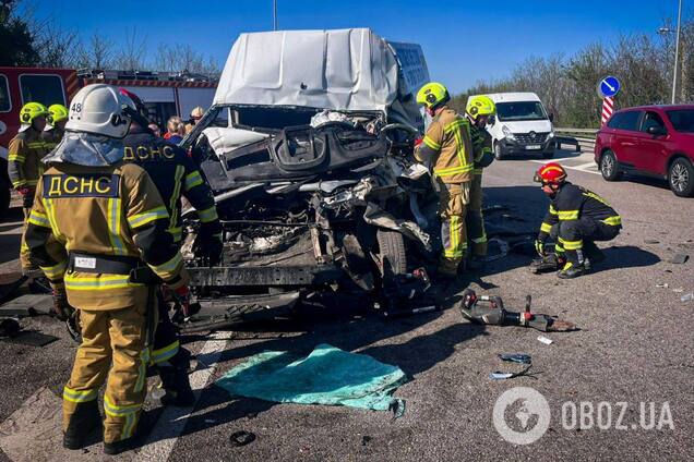 На Київщині зіткнулись вантажівка та мікроавтобус: постраждалих з понівеченого авто діставали рятувальники. Фото