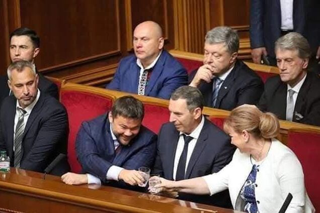 Сильное фото 2019 года: новая команда на Банковой ведет государство на эшафот