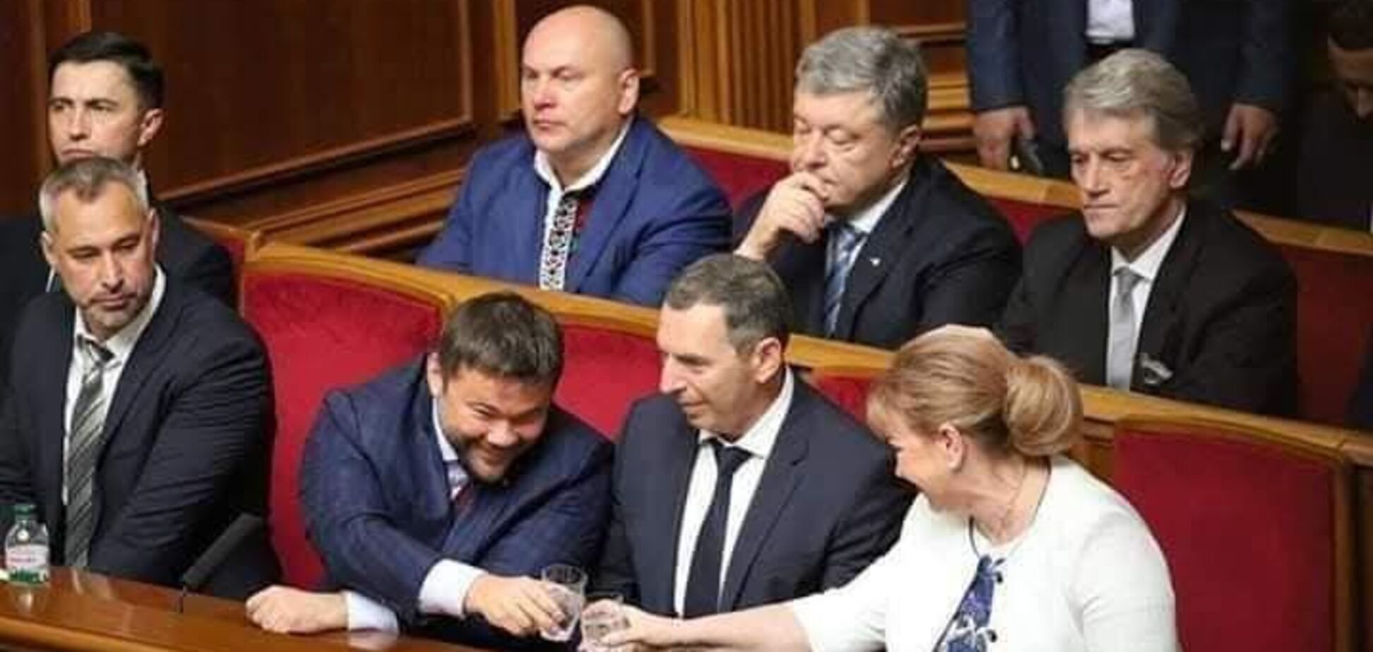 Сильное фото 2019 года: новая команда на Банковой ведет государство на эшафот