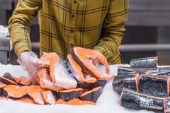 Рыба в магазине как иллюстрация к росту цен в Украине