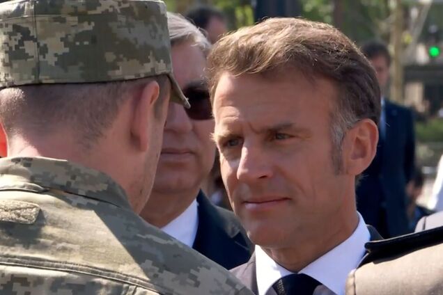 В Париже украинские ветераны подарили Макрону шевроны: как отреагировал президент Франции