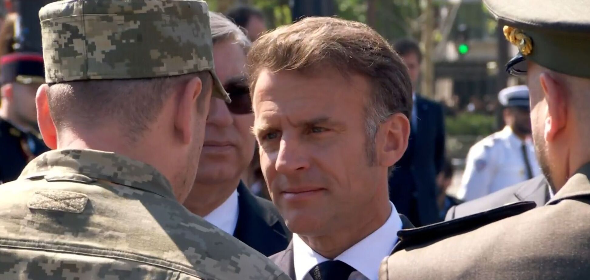 В Париже украинские ветераны подарили Макрону шевроны: как отреагировал президент Франции