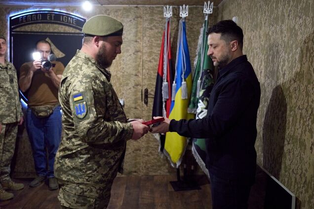 Зеленский встретился с воинами, которые держат оборону на Александровском направлении, и заслушал доклад Сырского. Видео
