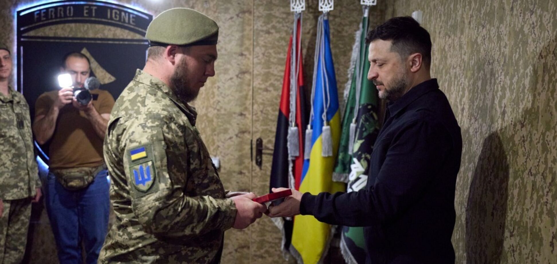 Зеленський зустрівся з воїнами, які тримають оборону на Олександрівському напрямку, і заслухав доповідь Сирського. Відео