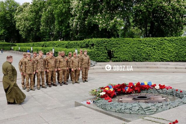 Несуть квіти: у Києві вшановують день пам’яті жертв та перемогу у Другій світовій війні. Фото та відео