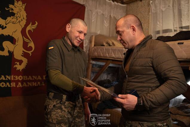 Пробув на позиції 346 днів і взяв у полон 6 росіян: воїн з Хмельниччини отримав звання Героя України. Фото