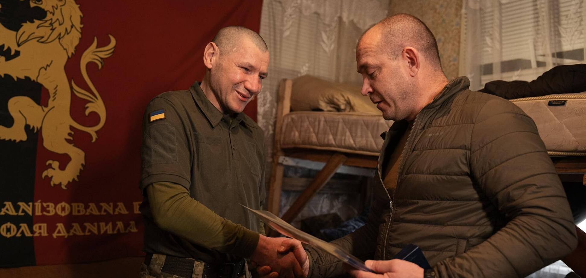 Пробув на позиції 346 днів і взяв у полон 6 росіян: воїн з Хмельниччини отримав звання Героя України. Фото