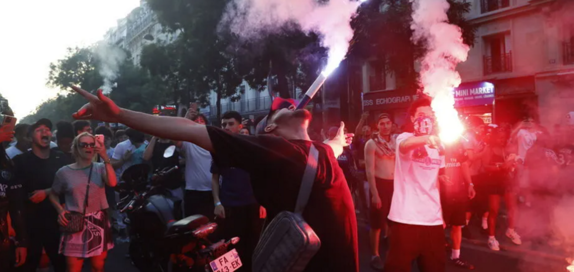По меньшей мере два человека погибли: итоги празднования победы ПСЖ в Лиге чемпионов в Париже. Фото и видео