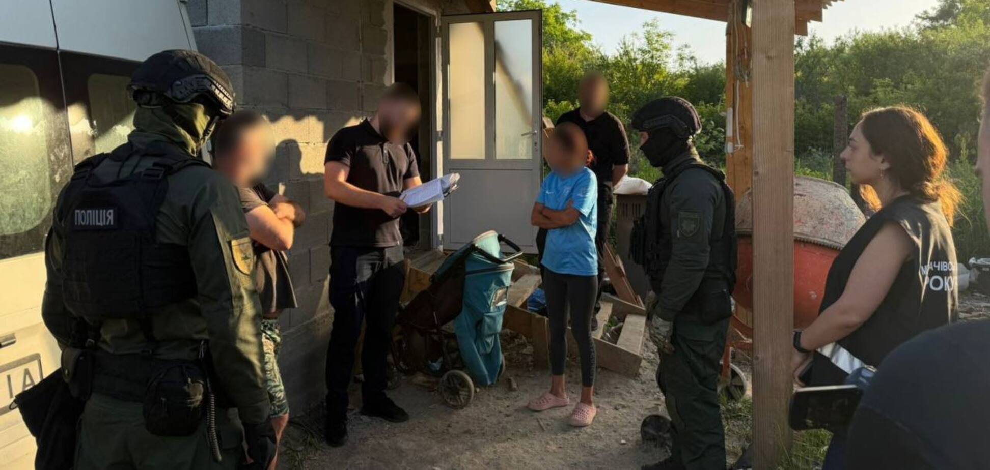 Знімала порно з малолітньою дочкою: на Закарпатті багатодітну матір взято під варту. Фото і відео