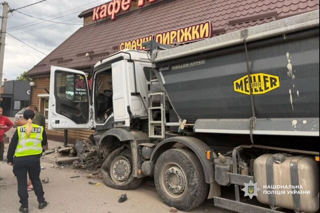 В Хмельницкой области грузовик влетел в припаркованные авто и врезался в кафе: есть жертва и пострадавшие. Фото