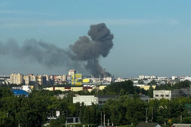 В Чебоксарах атакован завод, который производит компоненты для 'Шахедов' и 'Калибров': поднялся дым. Фото и видео