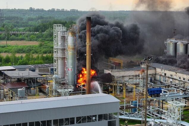 На нафтобазі в Новоросійську після українських ударів пошкод