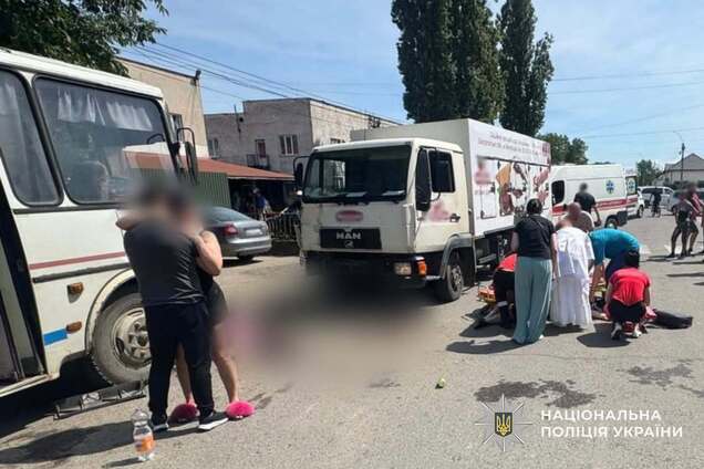 На Закарпатье грузовик наехал на людей, которые выходили из маршрутки: есть жертвы и раненые. Фото