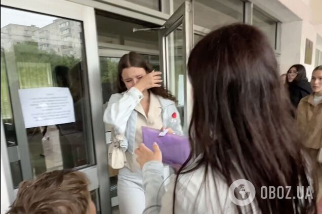 'Для чего детям такие нервы?' Сеть поразила эмоциональная реакция выпускницы из Киевской области после сдачи НМТ во время воздушной тревоги