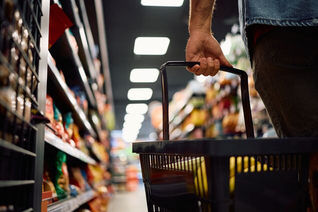Иллюстрация - мужчина держит продуктовую корзину