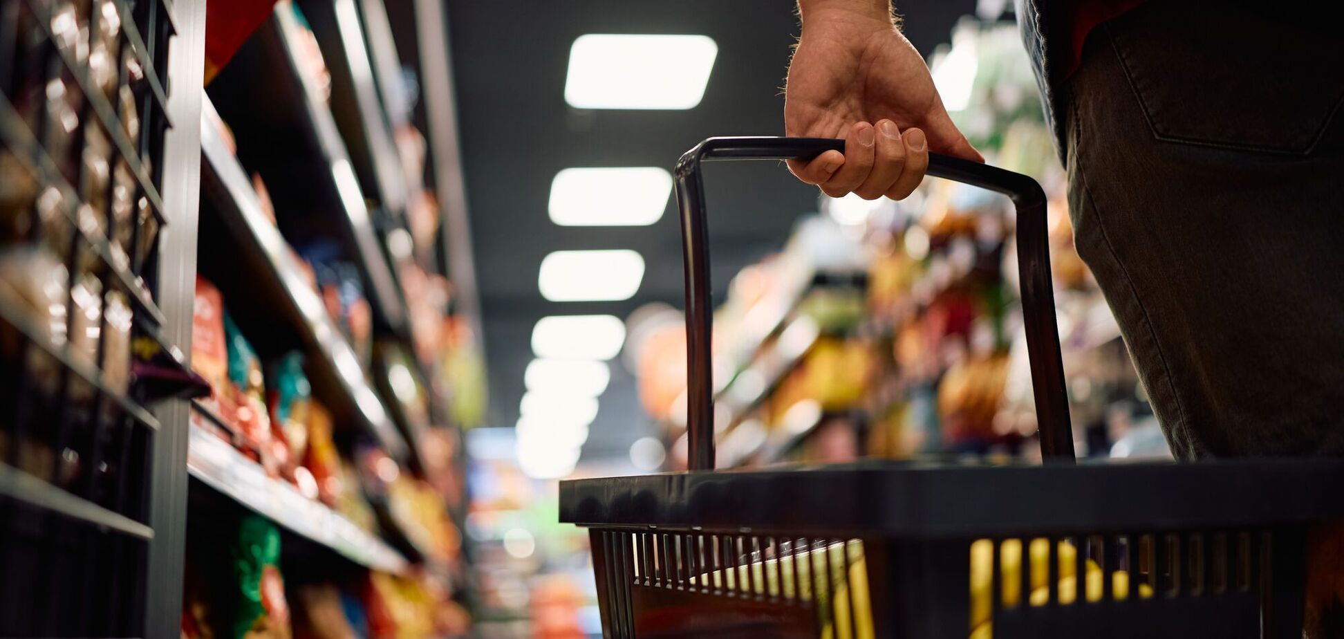Иллюстрация - мужчина держит продуктовую корзину