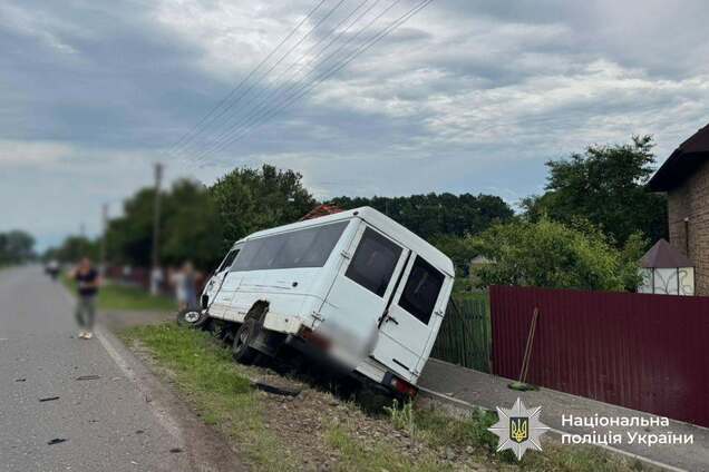 На Прикарпатті маршрутка потрапила у ДТП і з'їхала на узбіччя: шестеро постраждалих, серед них – дитина. Фото
