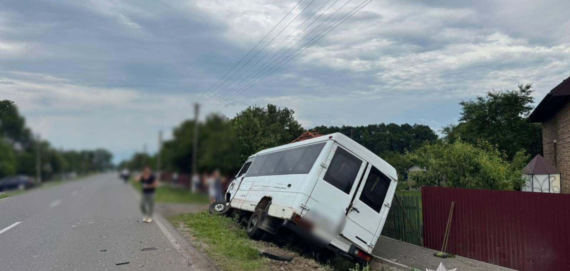 На Прикарпатті маршрутка потрапила у ДТП і з'їхала на узбіччя: шестеро постраждалих, серед них – дитина. Фото