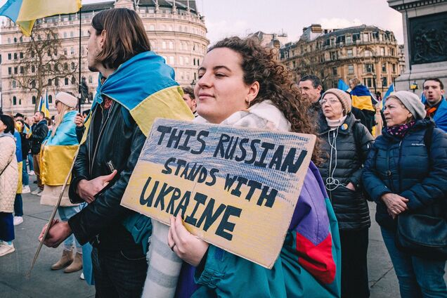 Иллюстрация - россиянка с проукраинским транспарантом