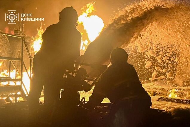 На Київщині зафіксовано влучання ворожого дрона: триває ліквідація масштабної пожежі. Фото