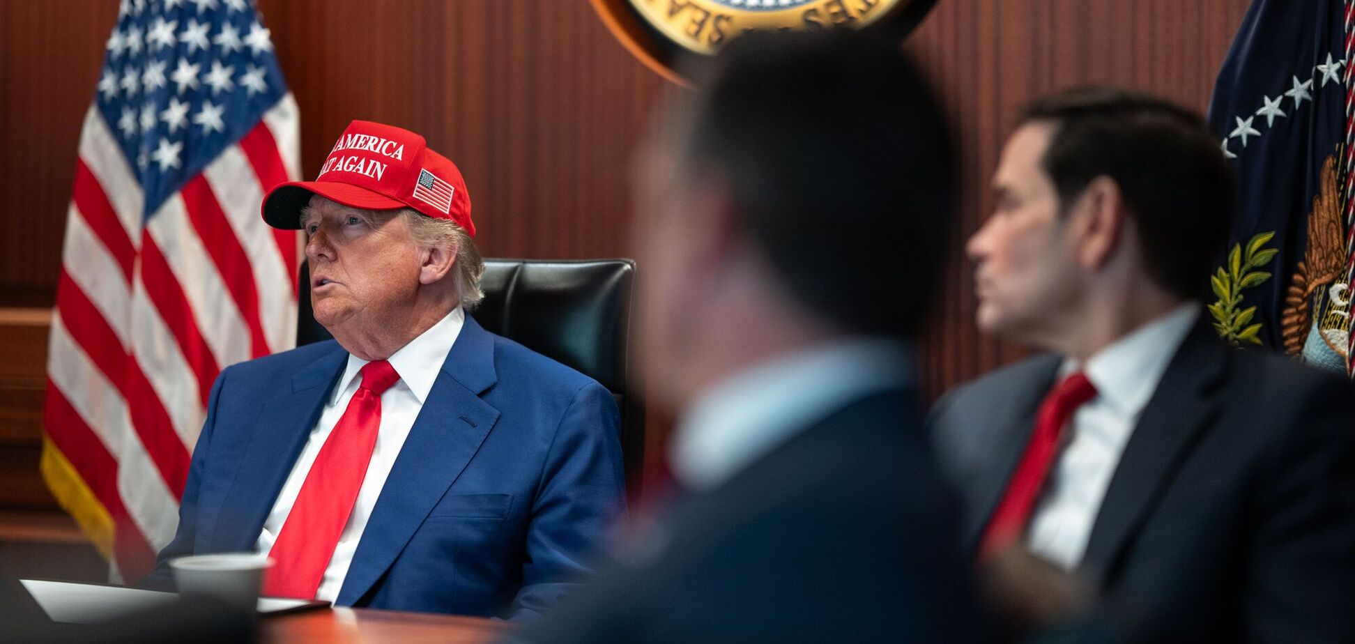 Трамп провел совещание в ситуационном насчет новых ударов по Ирану: в Axios узнали подробности