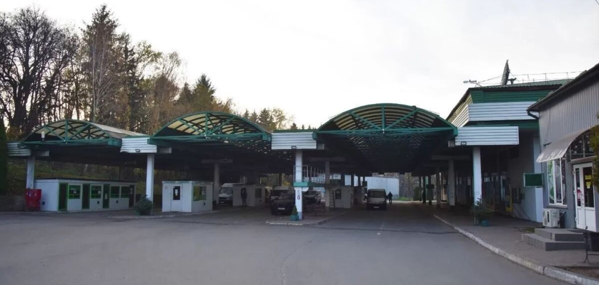 Польща передумала закривати рух автобусів через популярний пункт пропуску з Україною: що відомо