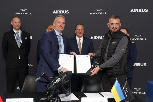 Берлін. 12 червня.
Микола Маковєєв, CEO SkyFall та Міхаель Шольхорн, CEO Airbus Defence and Space, підписують меморандум про стратегічне партнерство на ILA Berlin Air Show у присутності Міністра оборони Німеччини Бориса Пісторіуса