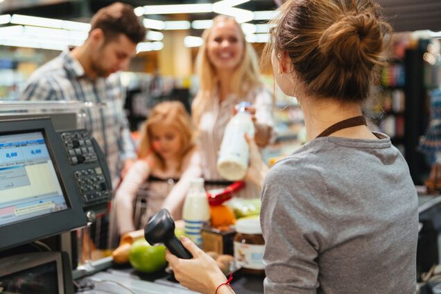 Иллюстрация - кассирша сканирует продукты