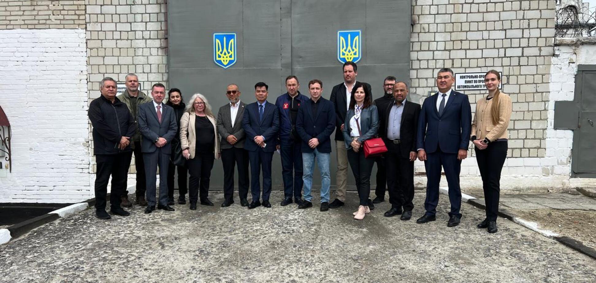 Украина показала иностранцам лагерь для пленных