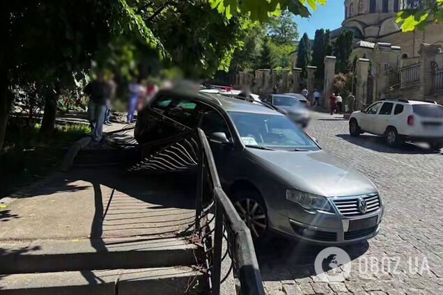 У центрі Києва п’яний водій на швидкості протаранив огорожу та ледь не збив жінку. Відео та подробиці