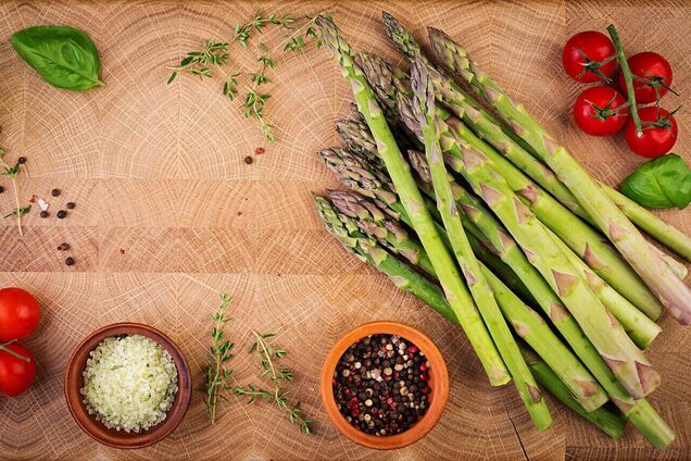 Самая вкусная спаржа в беконе: как приготовить трендовою сезонную закуску