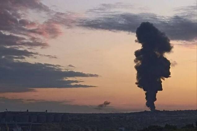 В оккупированном Крыму ночью раздались взрывы, поднялся дым: в Симферополе были перебои с электричеством. Фото