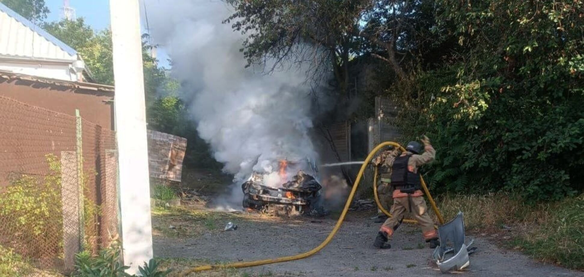 Спасатель ГСЧС ликвидирует последствия удара